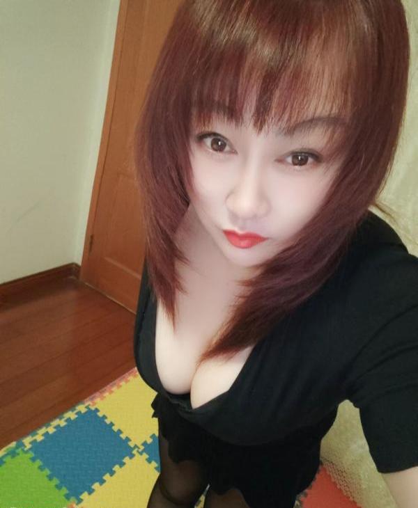 性感的酥乳熟女